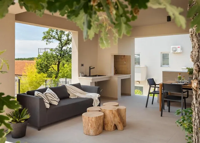 Modern Casetta Molindrio With Pool In Vila