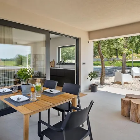 Modern Casetta Molindrio With Pool In Πόρετς