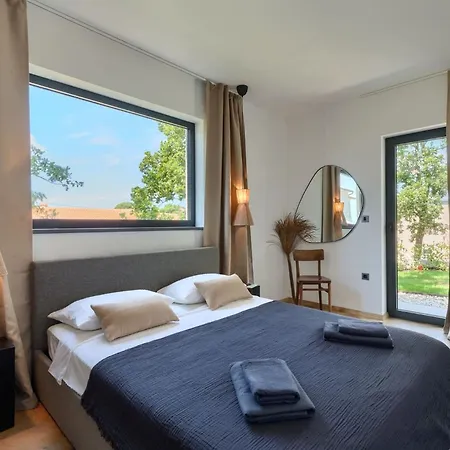 Villa Modern Casetta Molindrio With Pool In