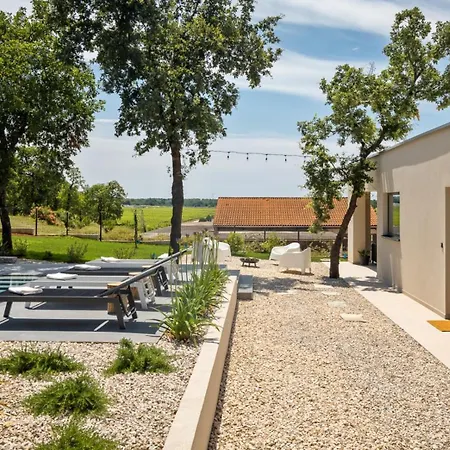 Modern Casetta Molindrio With Pool In Willa Poreč