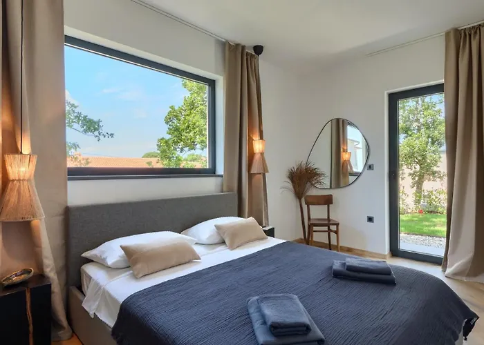 Modern Casetta Molindrio With Pool In