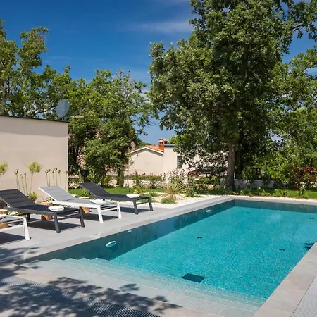 Villa Modern Casetta Molindrio With Pool In Poreč