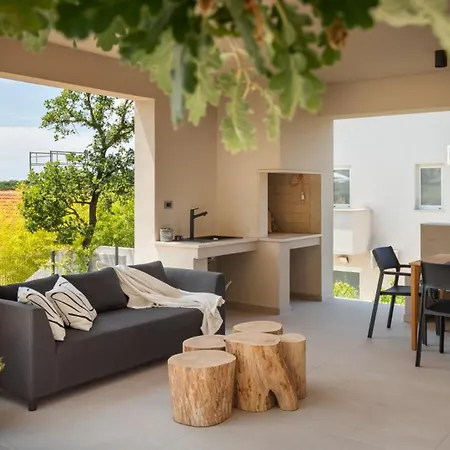 Modern Casetta Molindrio With Pool In Villa